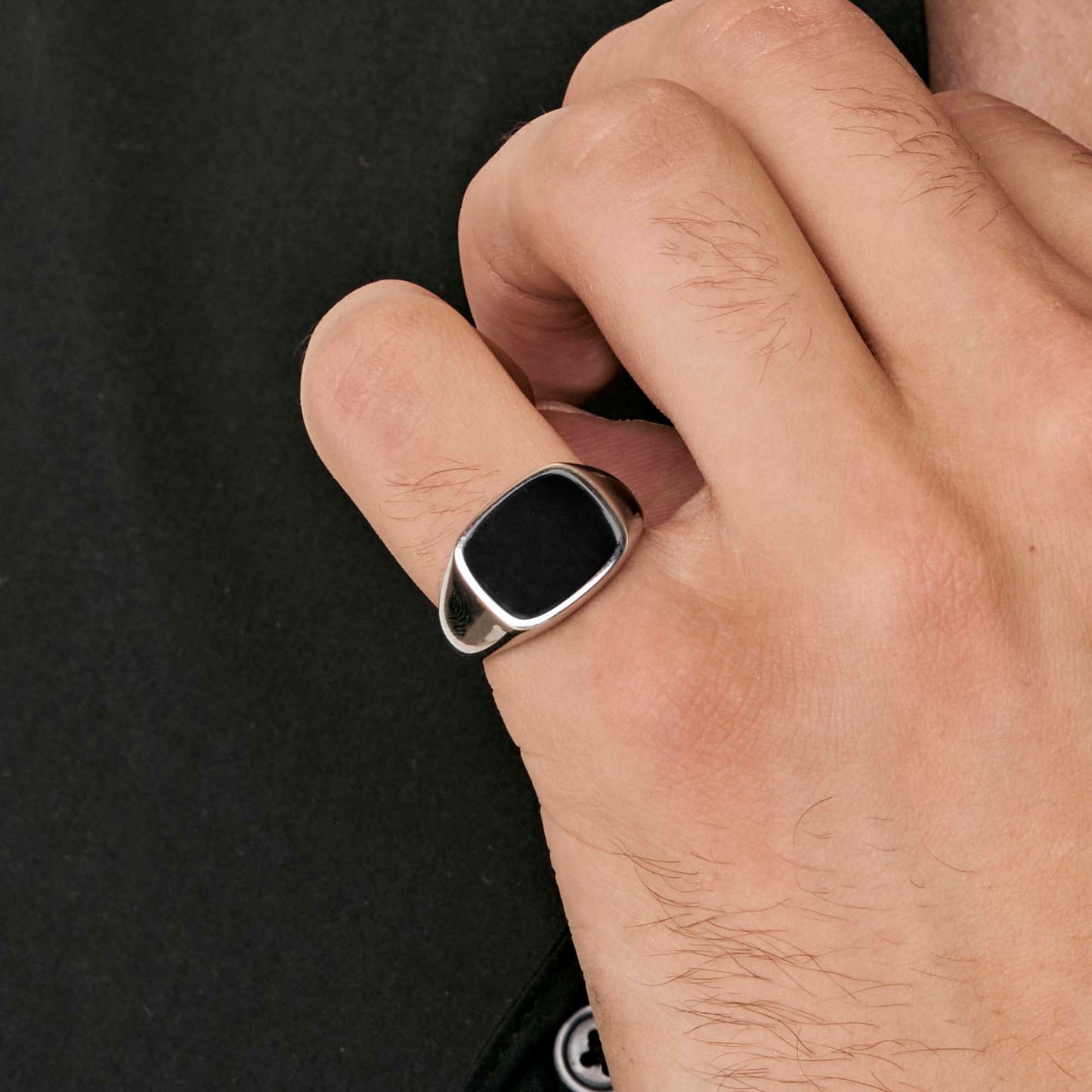 BAGUE SIGILLAIRE EN ACIER ET IP NOIR POUR HOMME