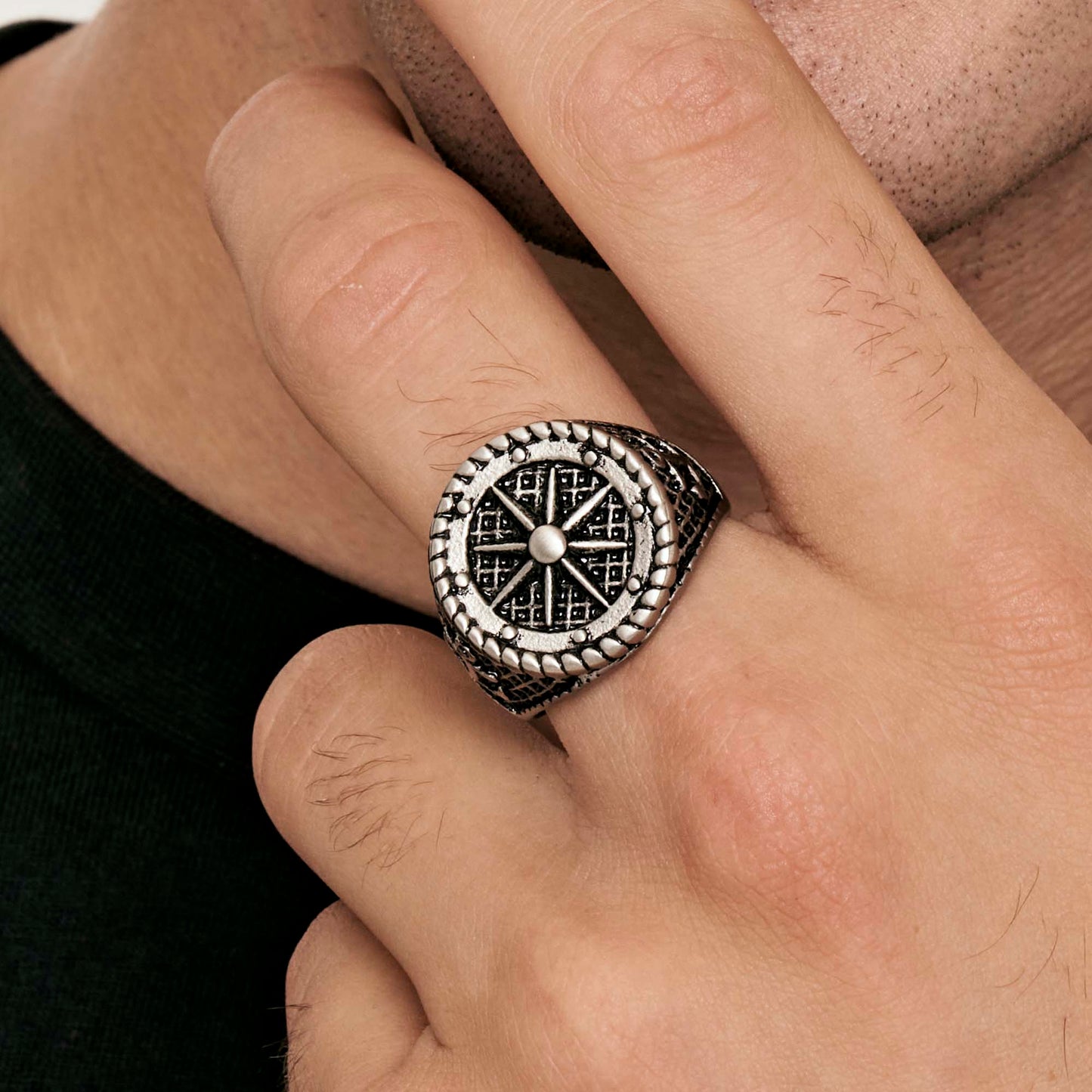 BAGUE SIGILLAIRE EN ACIER POUR HOMME AVEC ROSE DES VENTS