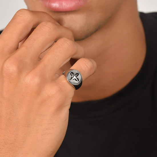 BAGUE HOMME EN ACIER AVEC ROSE DES VENTS ET ÉMAIL NOIR