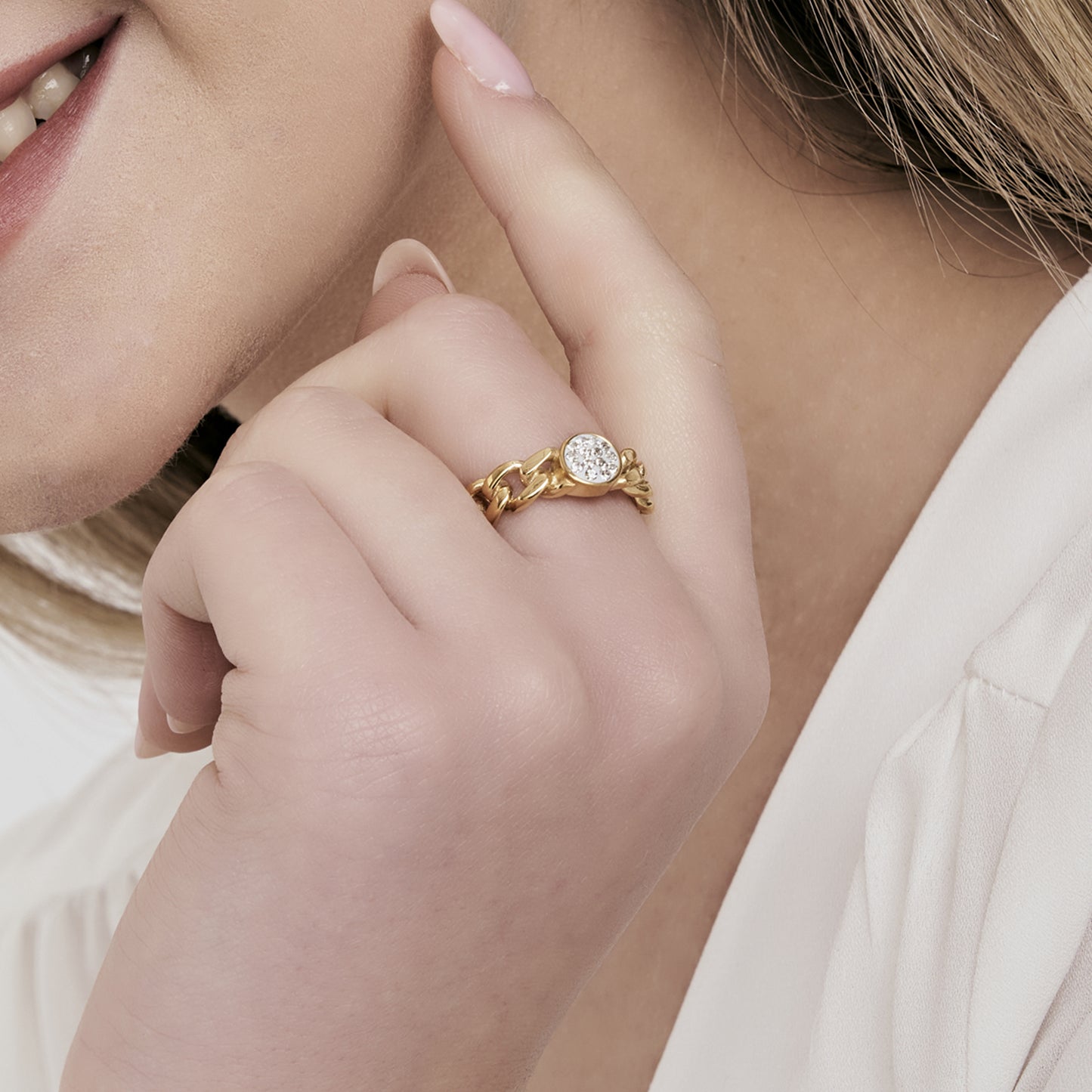 BAGUE EN ACIER OR IP POUR FEMME AVEC CRISTAUX BLANCS