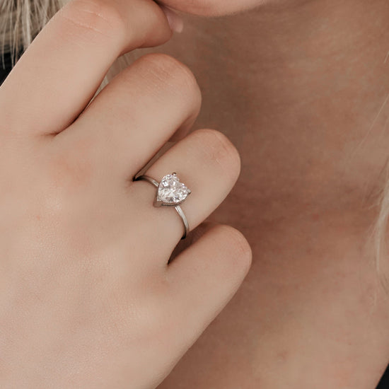 BAGUE EN ACIER POUR FEMME AVEC CRISTAL BLANC EN FORME DE CŒUR