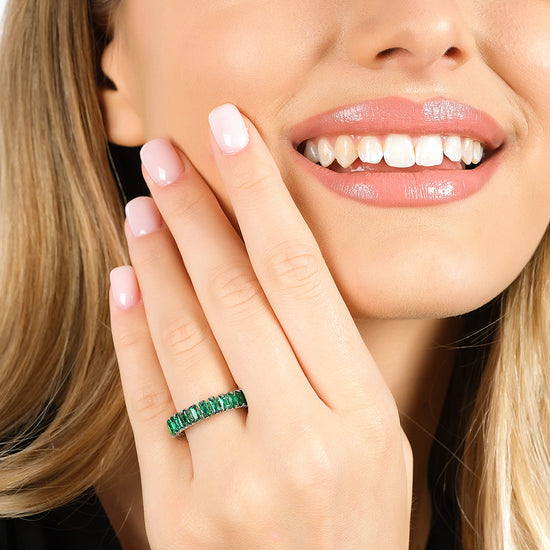 BAGUE OUVERTE EN ACIER POUR DAMES AVEC CRISTAUX VERTS