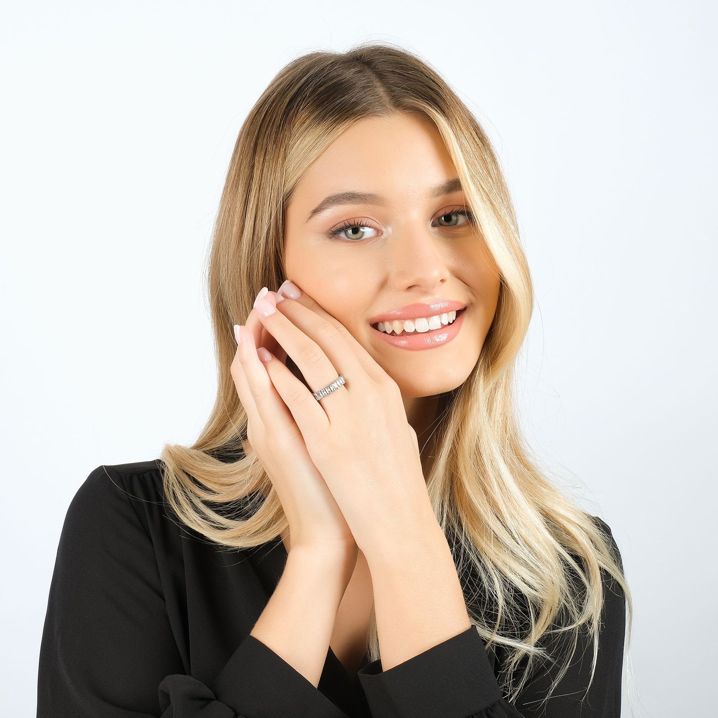 BAGUE EN ACIER POUR FEMMES AVEC CRISTAUX BLANCS