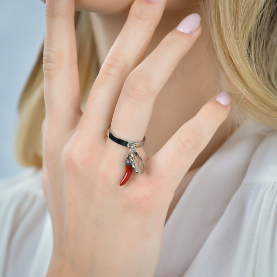 BAGUE EN ACIER POUR FEMME AVEC CORNE EN ÉMAIL ROUGE ET TRÈFLE À QUATRE FEUILLES