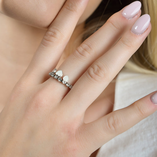 BAGUE EN ACIER POUR FEMMES AVEC CRISTAUX BLANCS ET CŒURS