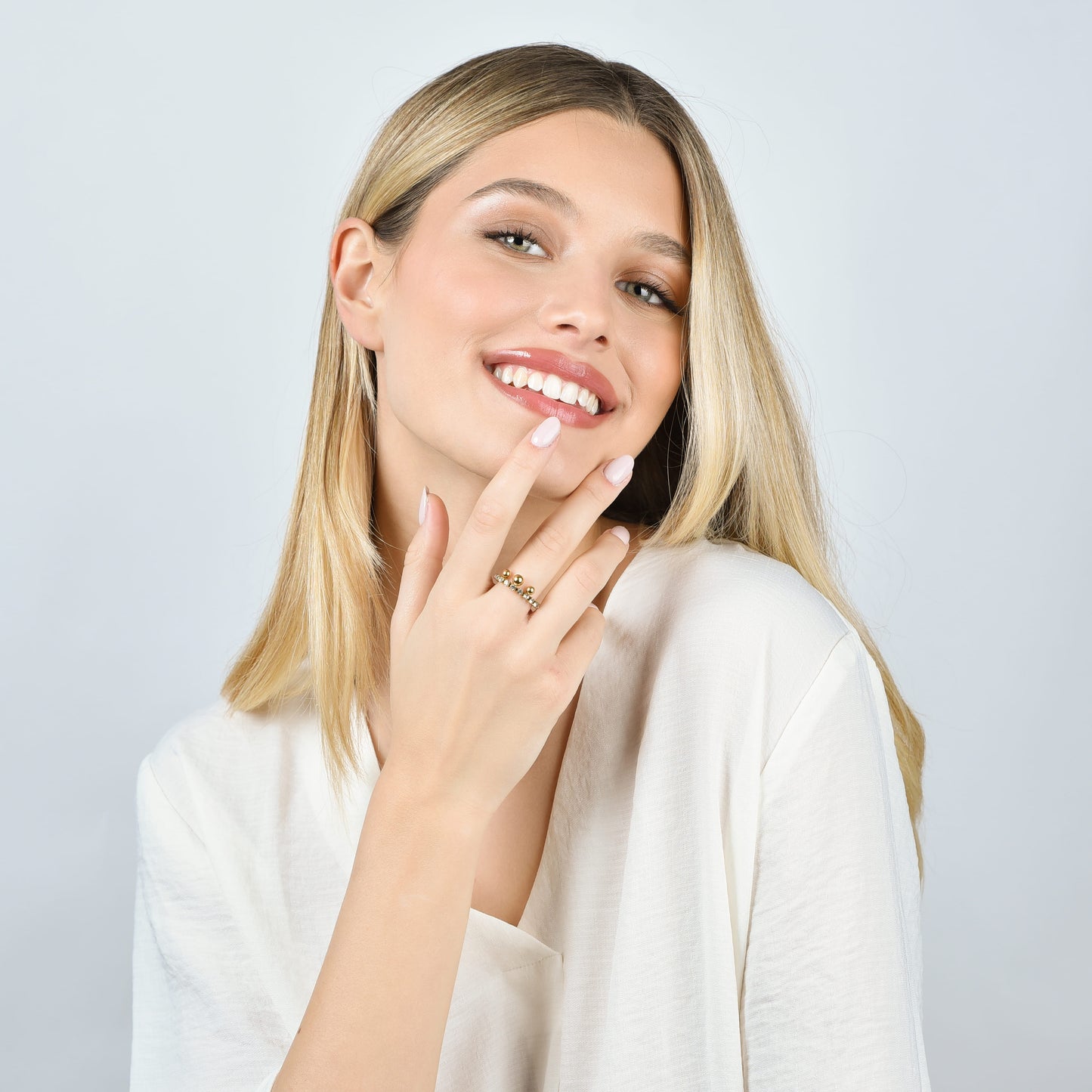 BAGUE FEMME EN ACIER DORÉ AVEC CRISTAUX BLANCS ET SPHÈRES