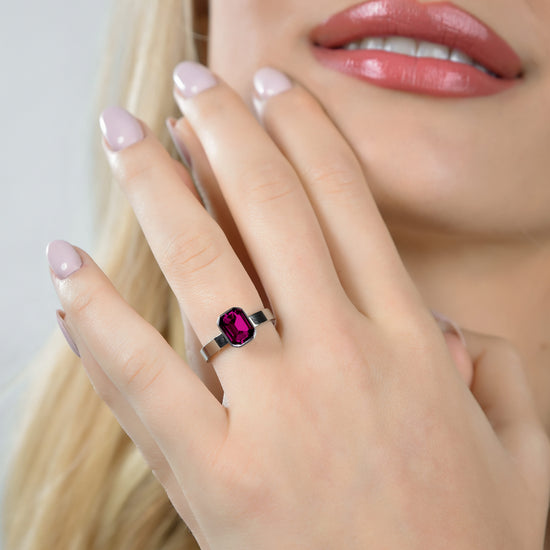 BAGUE EN ACIER POUR FEMME AVEC CRISTAUX FUCHSIA