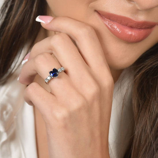 BAGUE FEMME EN ACIER AVEC CRISTAUX BLANCS ET COEUR EN CRISTAL BLEU