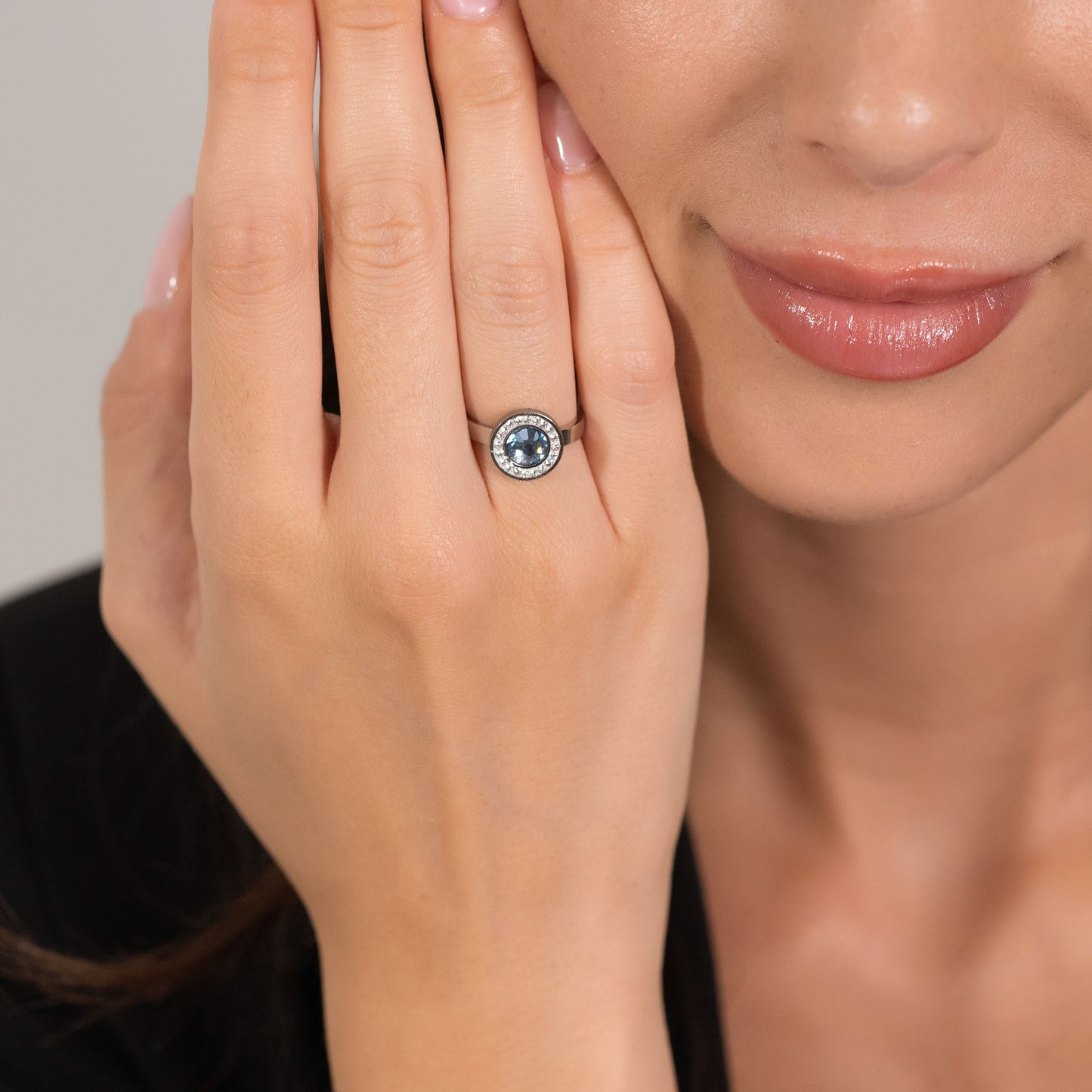 BAGUE EN ACIER POUR FEMME ÉLÉMENT EN CRISTAL AIGUE-MARINE ET CRISTAUX BLANCS