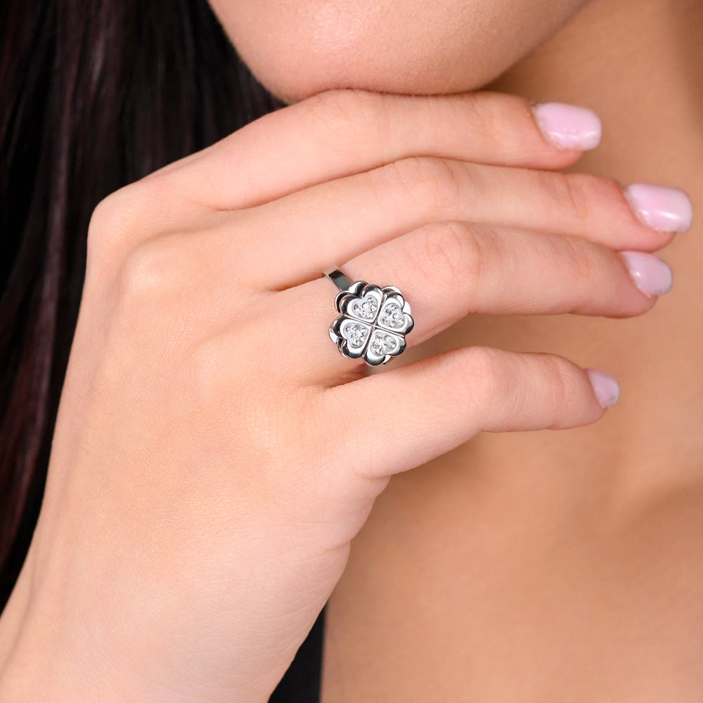 BAGUE DE FEMME EN ACIER AVEC TRÈFLE À QUATRE FEUILLES