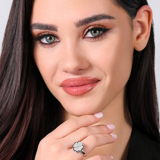 BAGUE DE FEMME EN ACIER AVEC TRÈFLE À QUATRE FEUILLES