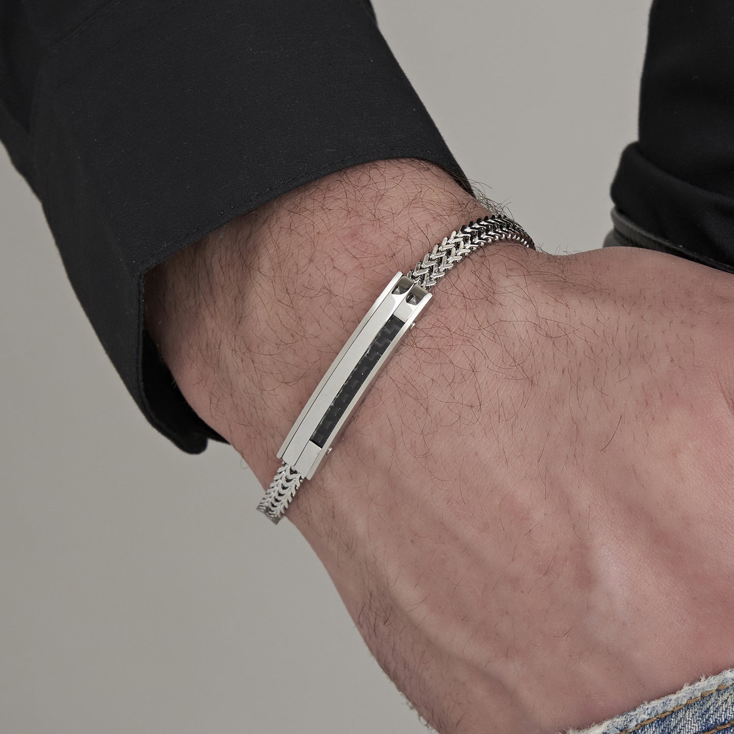 BRACELET HOMME EN ACIER AVEC PLAQUE EN FIBRE DE CARBONE ET ÉLÉMENT NOIR