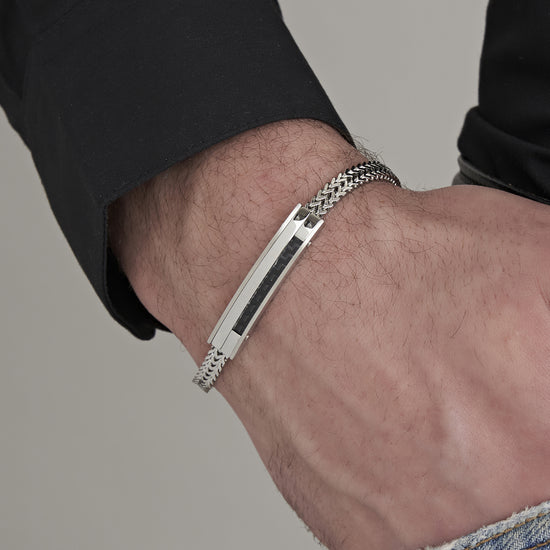 BRACELET HOMME EN ACIER AVEC PLAQUE EN FIBRE DE CARBONE ET ÉLÉMENT NOIR