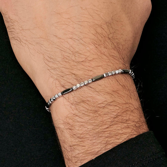 BRACELET EN ACIER POUR HOMMES AVEC ÉLÉMENTS EN HÉMATITE ET GRIS ARGENTÉ