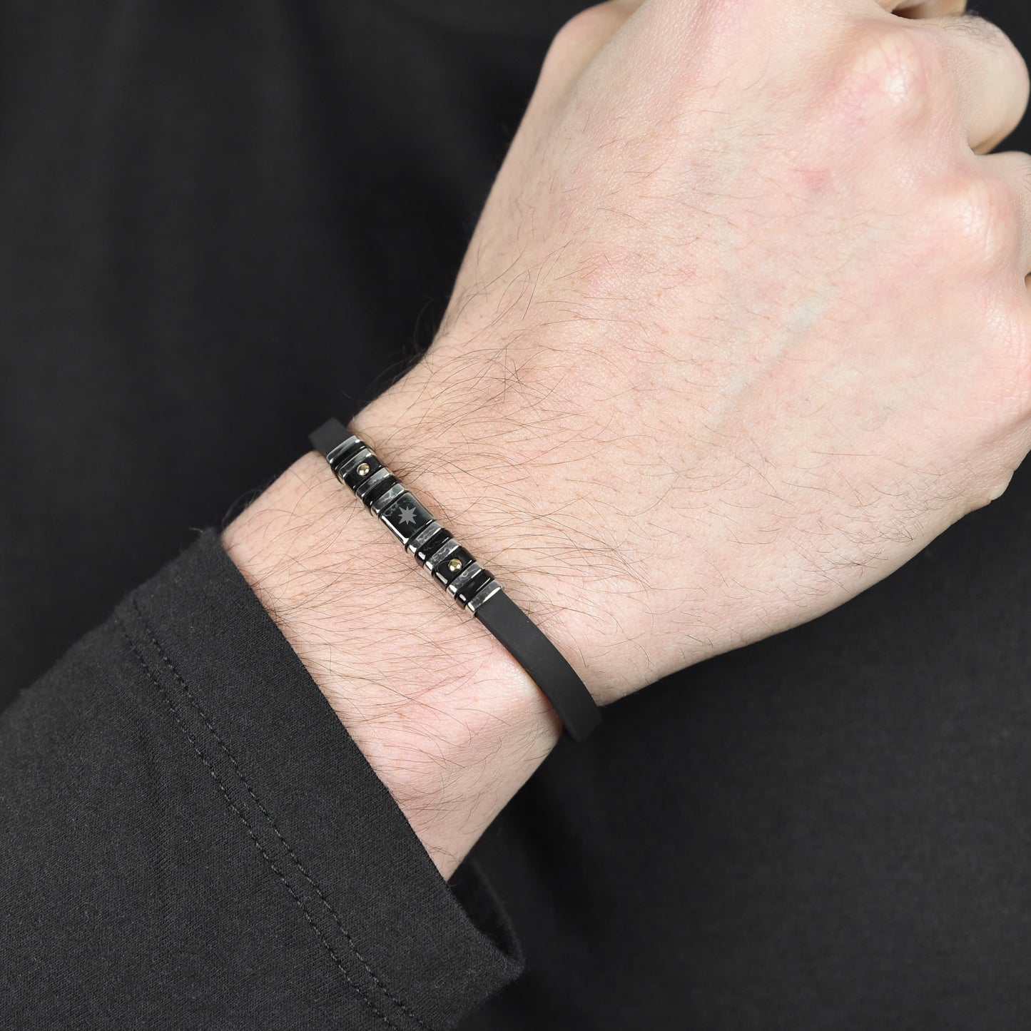 BRACELET HOMME EN SILICONE NOIR AVEC ÉLÉMENTS EN ACIER ET IP NOIR ET ROSE DES VENTS