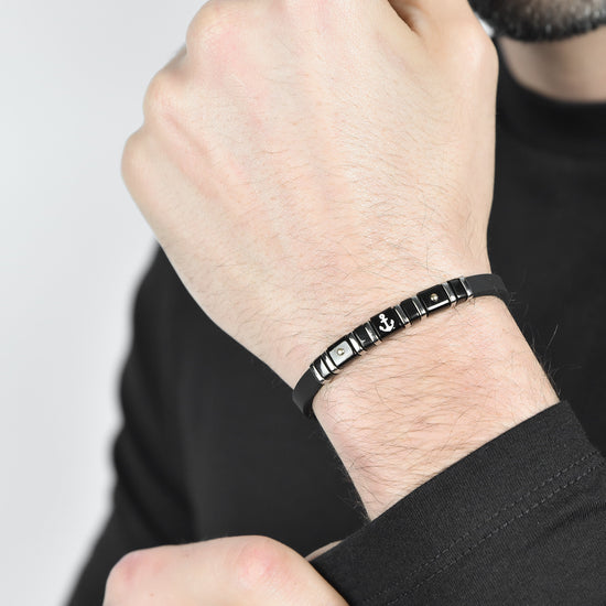 BRACELET HOMME EN SILICONE NOIR AVEC ÉLÉMENTS EN ACIER, IP NOIR ET OR AVEC ANCRE