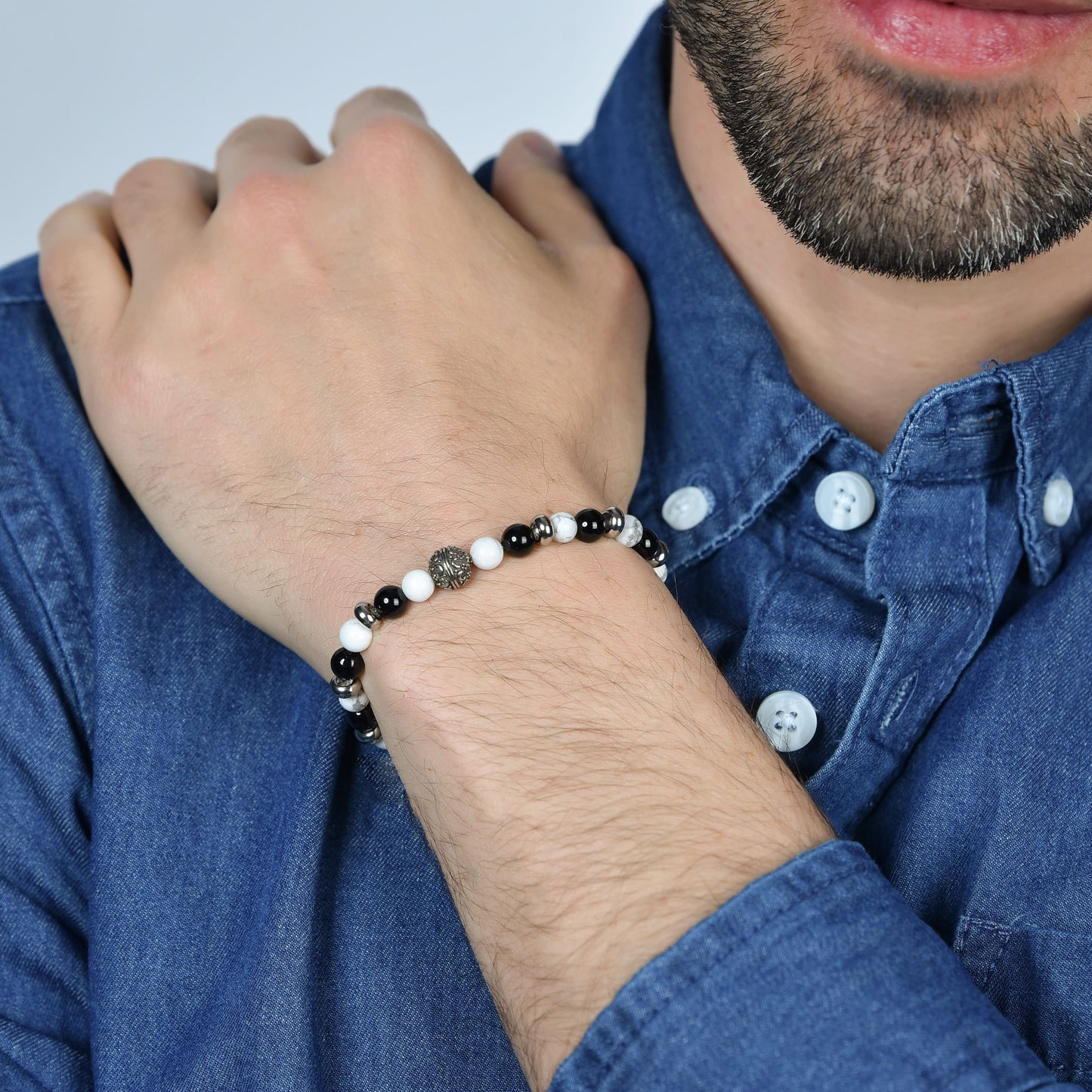 BRACELET ELASTIQUE POUR HOMMES AVEC PIERRES NOIRES ET BLANCHES ET ELEMENTS EN ACIER Luca Barra