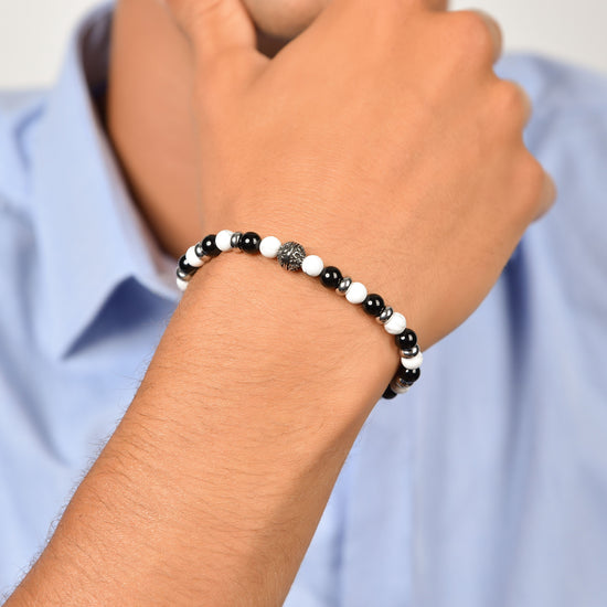 BRACELET ÉLASTIQUE POUR HOMME AVEC PIERRES NOIRES ET BLANCHES ET ÉLÉMENTS EN ACIER