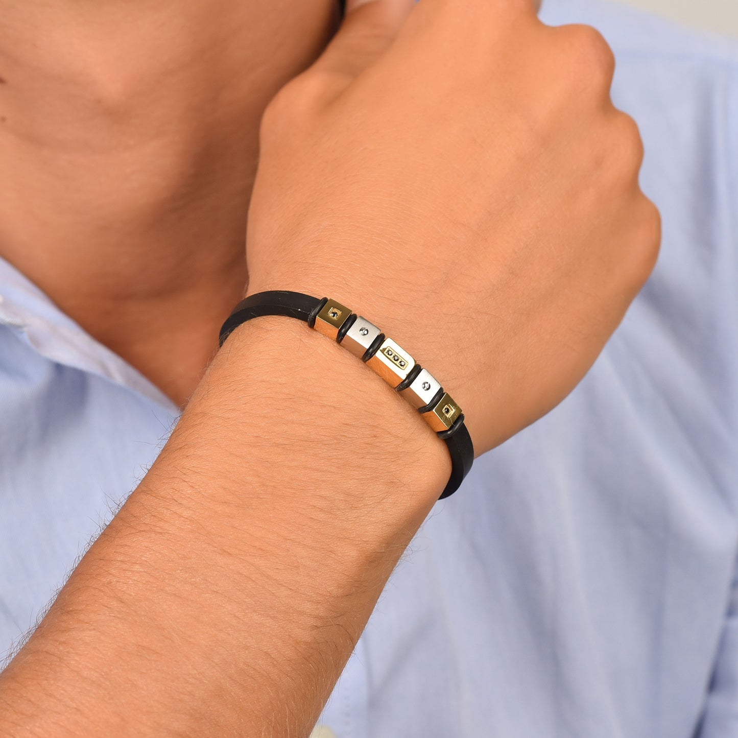 BRACELET HOMME EN SILICONE NOIR AVEC ÉLÉMENTS EN ACIER IP DORÉ