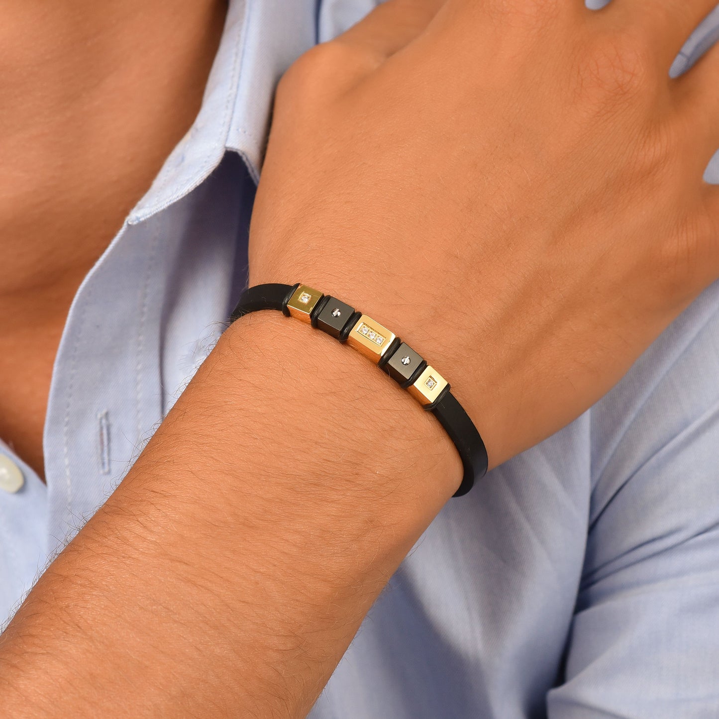 BRACELET EN SILICONE NOIR POUR HOMMES AVEC ÉLÉMENTS EN OR IP ET EN ACIER NOIR IP