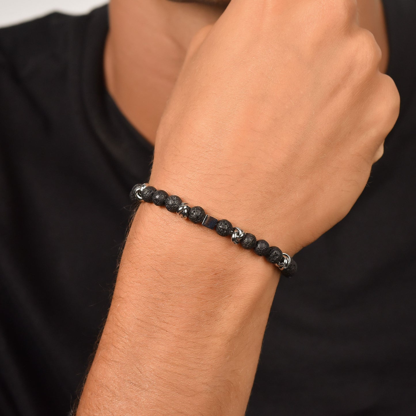 BRACELET EN ACIER POUR HOMMES AVEC PIERRES NOIRES ET ÉLÉMENTS EN ACIER