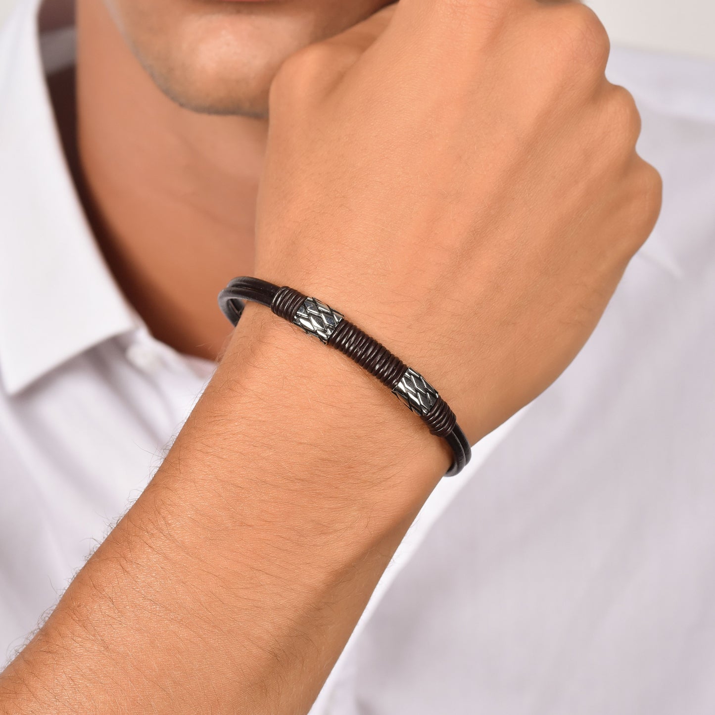 BRACELET HOMME EN CUIR NOIR AVEC ÉLÉMENTS EN ACIER