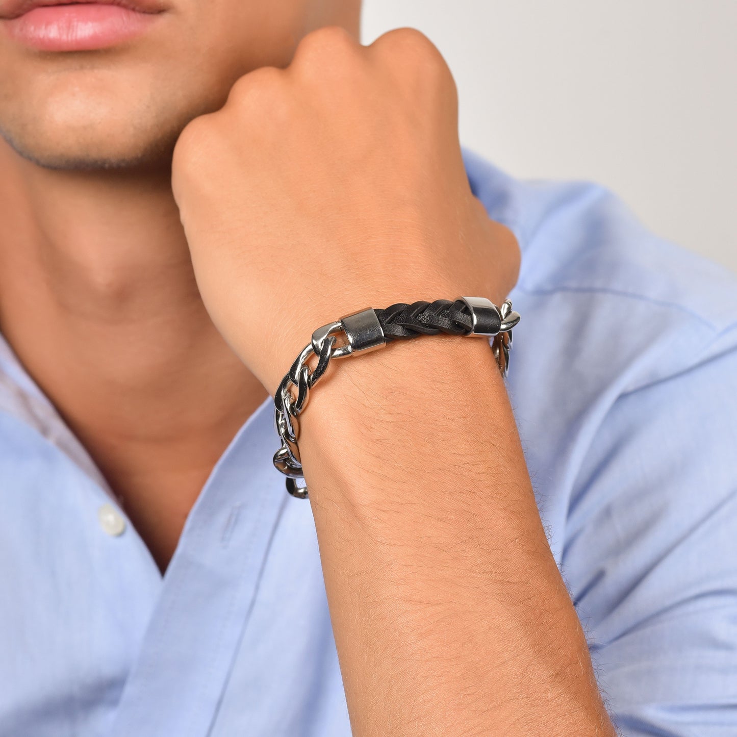 BRACELET HOMME EN ACIER AVEC ÉLÉMENT EN CUIR NOIR