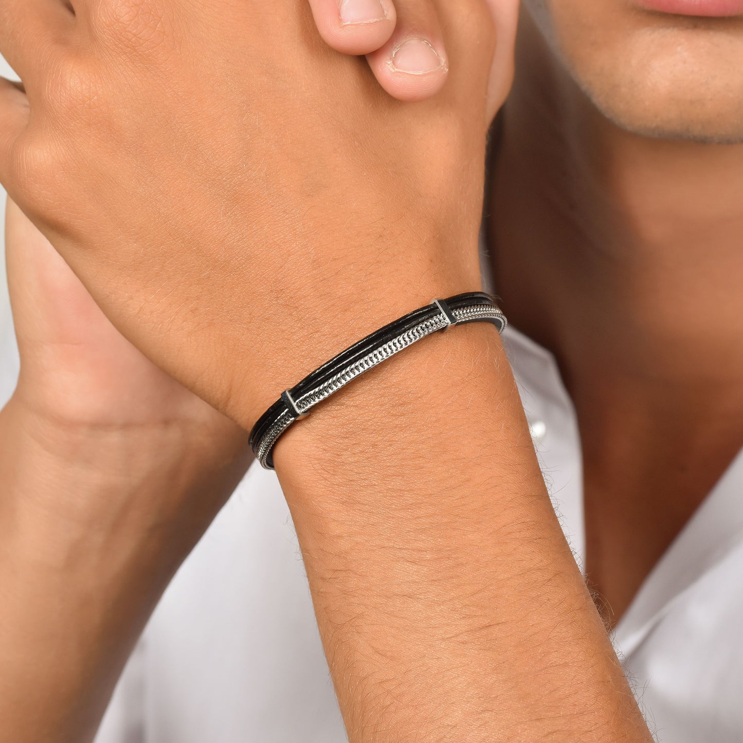 BRACELET HOMME EN CUIR NOIR AVEC ÉLÉMENTS EN ACIER