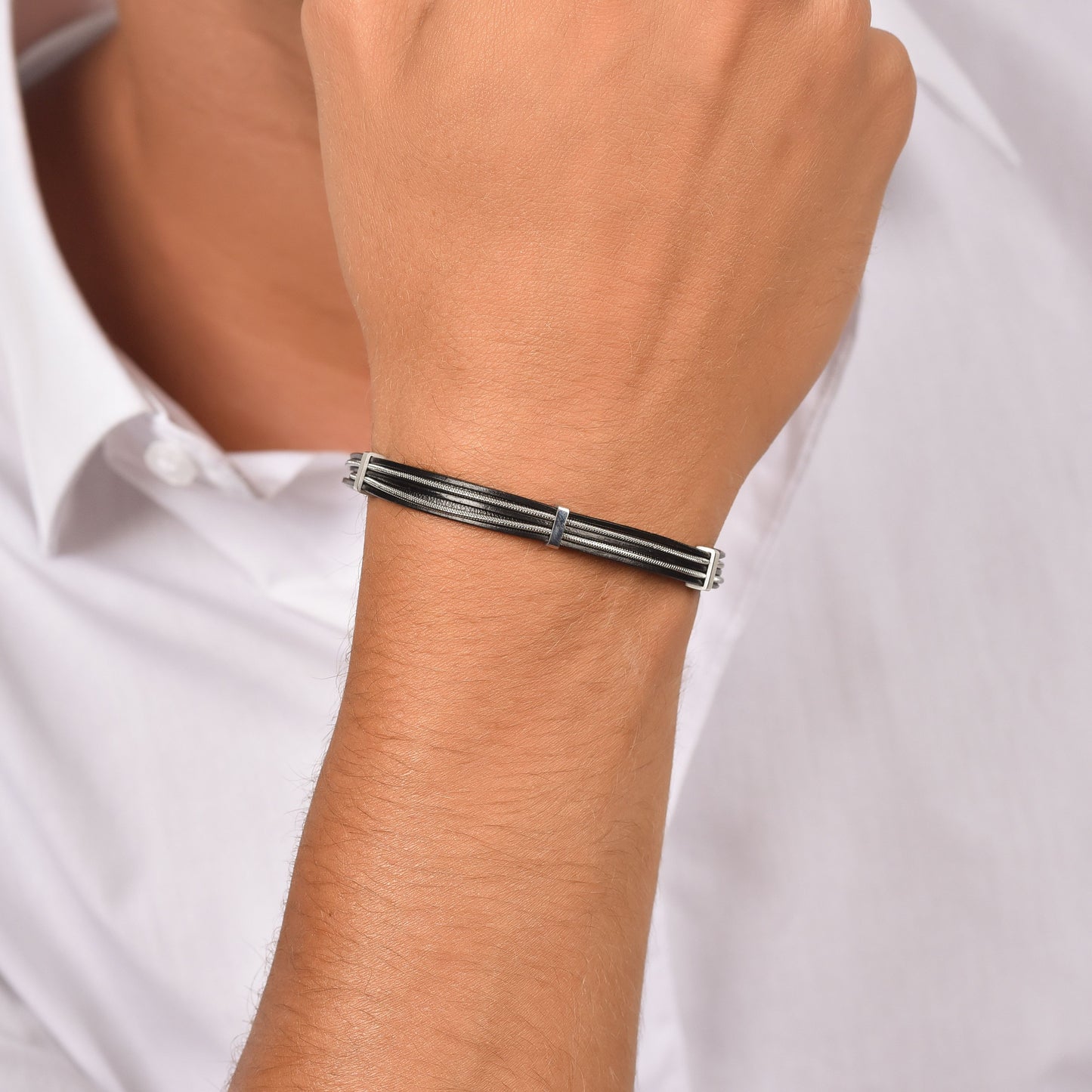 BRACELET HOMME EN CUIR NOIR AVEC ÉLÉMENTS EN ACIER