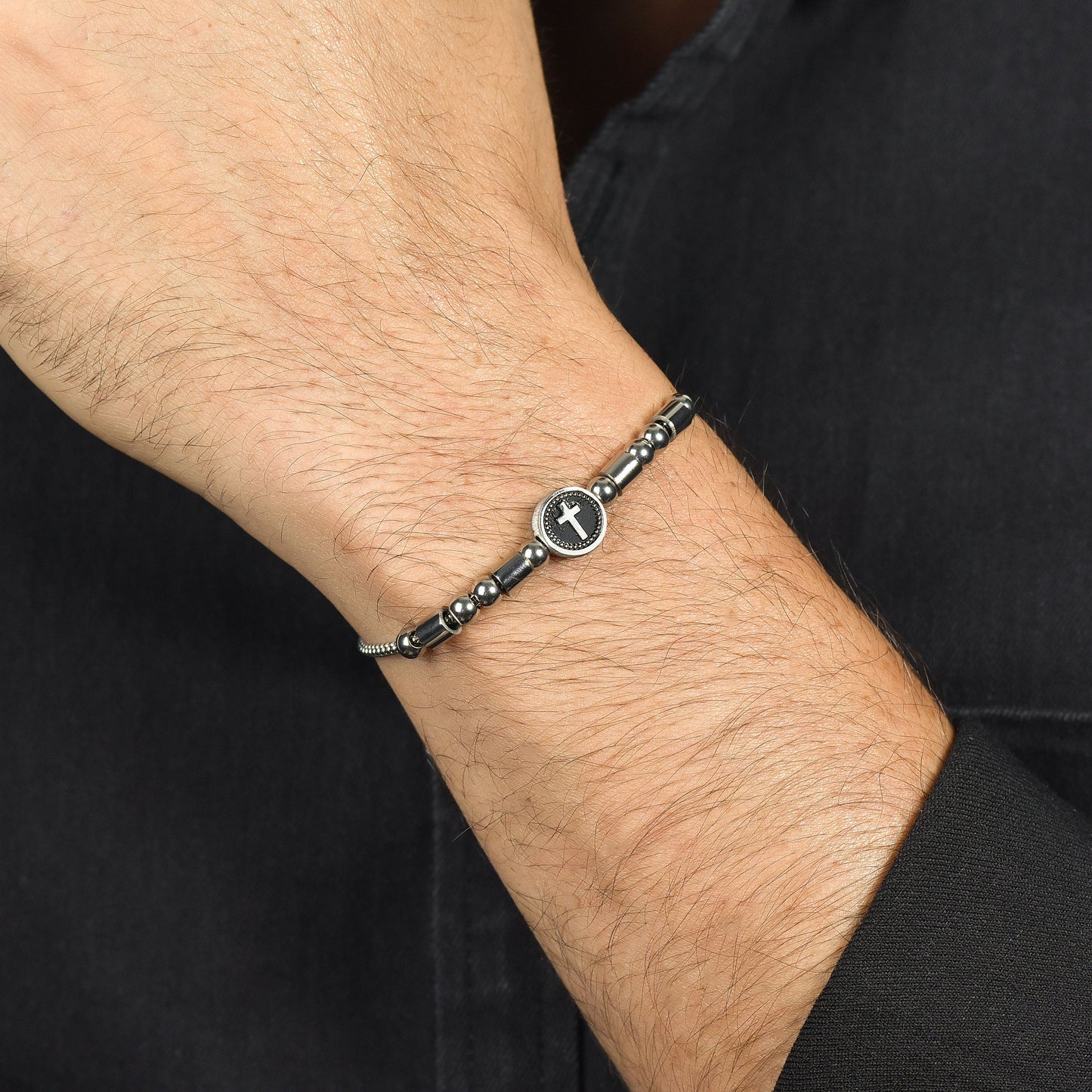 BRACELET HOMME EN ACIER AVEC CROIX EN ARGENT ET ÉMAIL NOIR