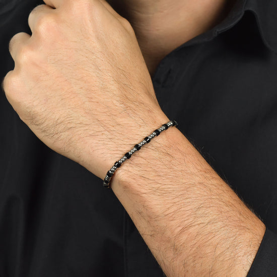 BRACELET HOMME EN ACIER AVEC ÉLÉMENTS EN ARGENT ET PIERRES NOIRES