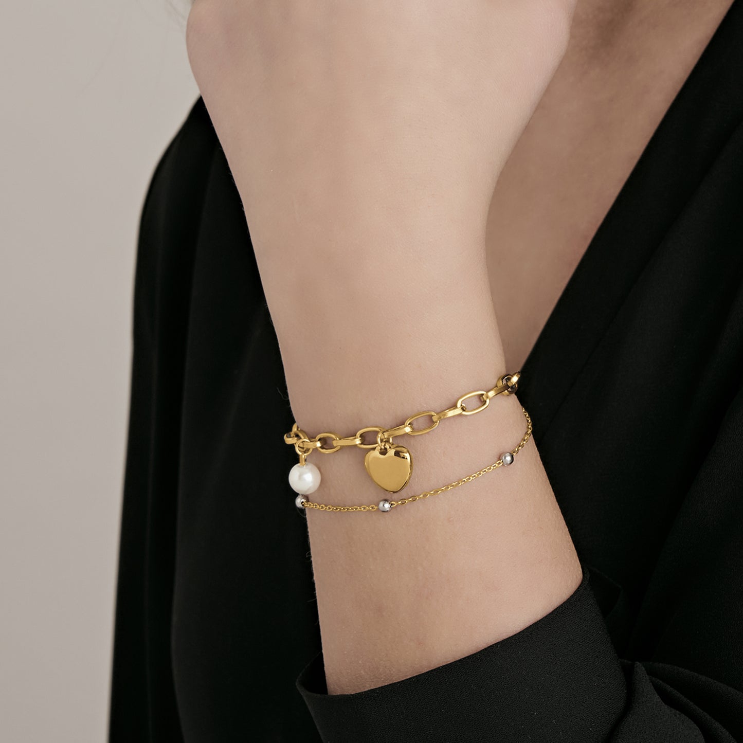 BRACELET EN ACIER POUR FEMME AVEC CŒUR ET PERLES