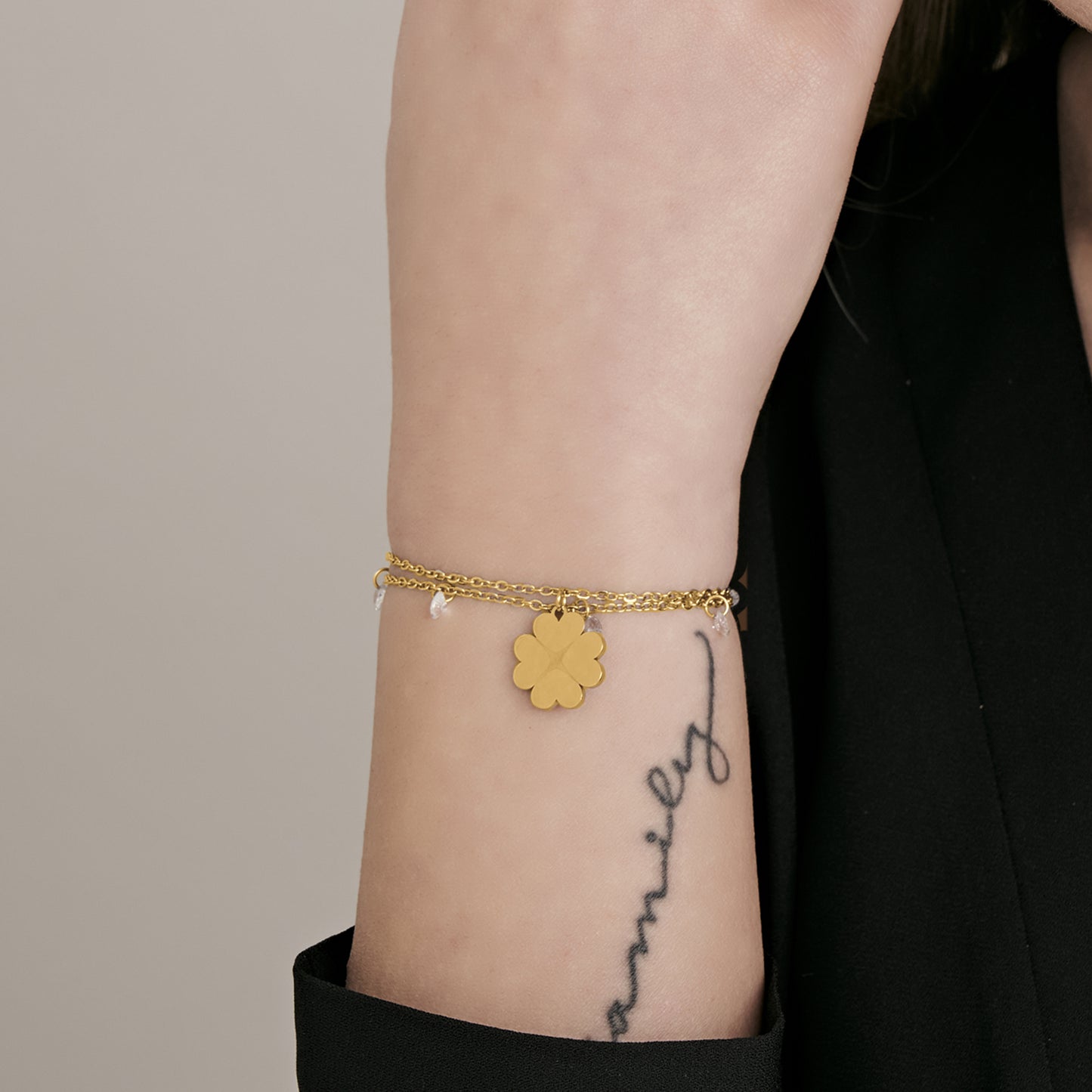 BRACELET POUR FEMME EN ACIER ET OR IP AVEC TRÈFLE À QUATRE FEUILLES ET CRISTAUX