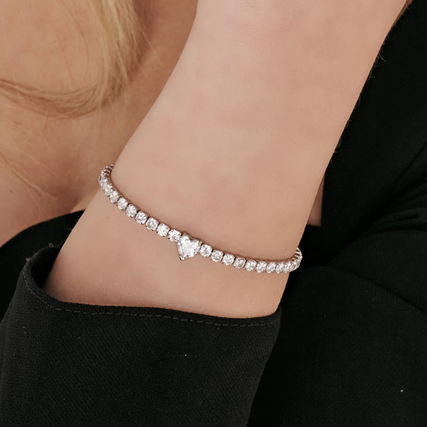 BRACELET EN ACIER POUR FEMME AVEC CRISTAUX BLANCS ET CŒUR EN CRISTAL