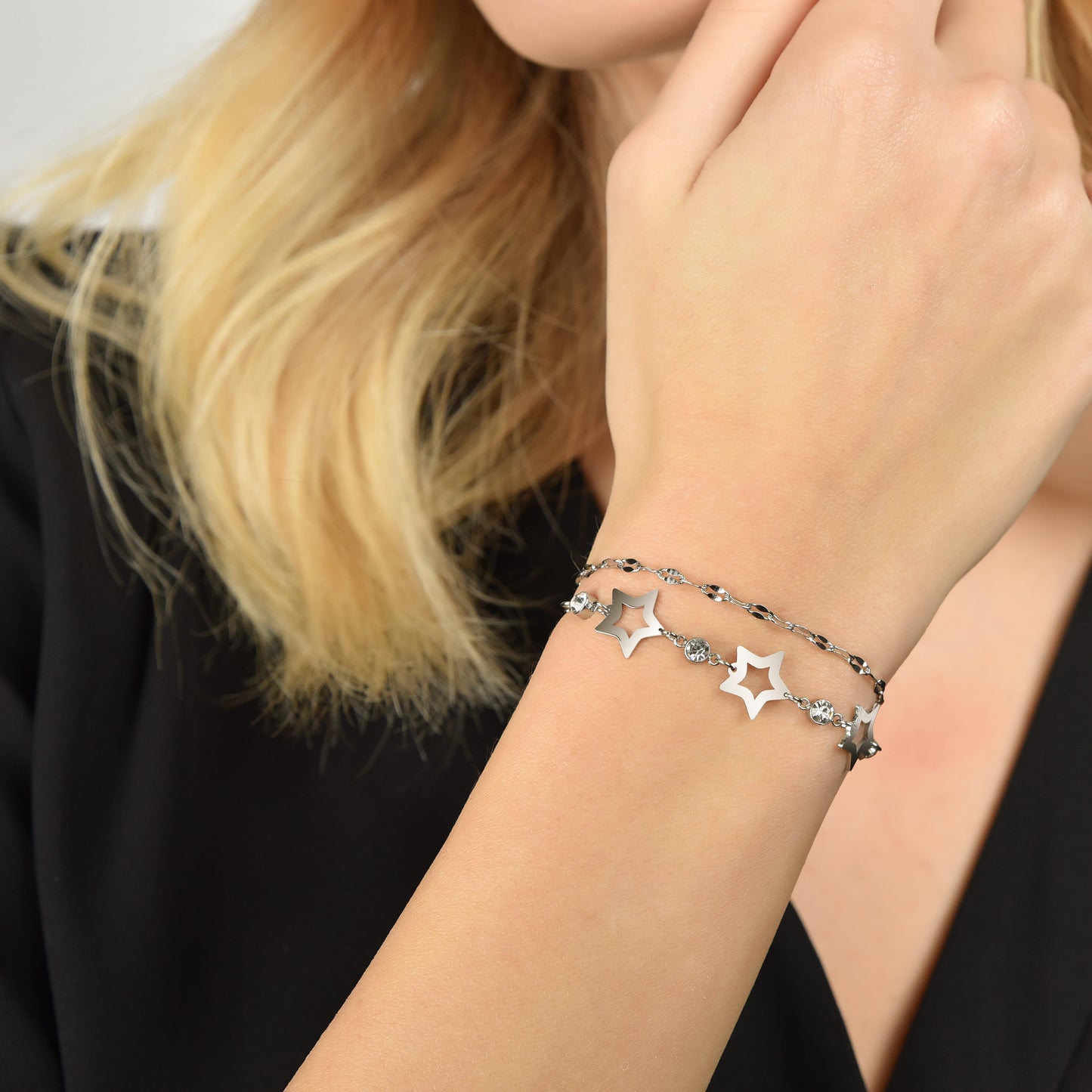 BRACELET MULTIBRINS EN ACIER POUR FEMMES AVEC ÉTOILES AJOURÉES ET CRISTAUX BLANCS