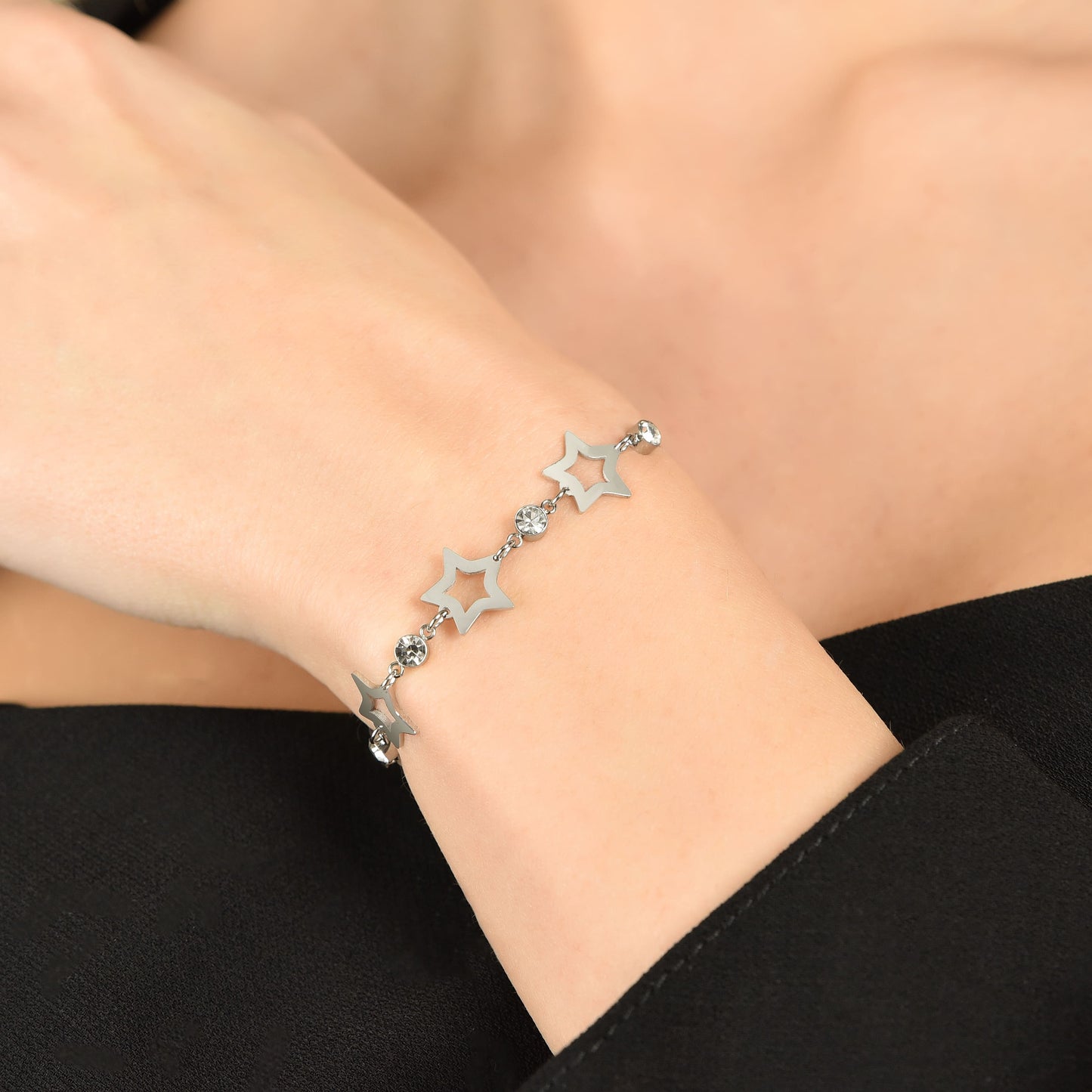 BRACELET POUR FEMME EN ACIER AVEC ÉTOILES AJOURÉES ET CRISTAUX BLANCS