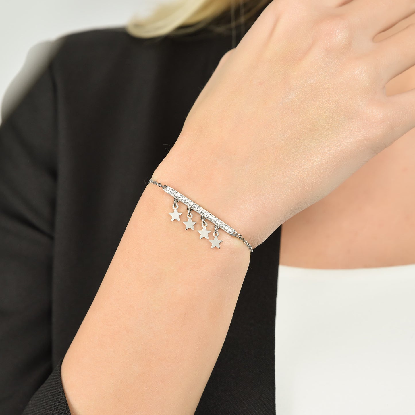 BRACELET EN ACIER POUR FEMMES AVEC PENDENTIFS EN FORME D'ÉTOILE