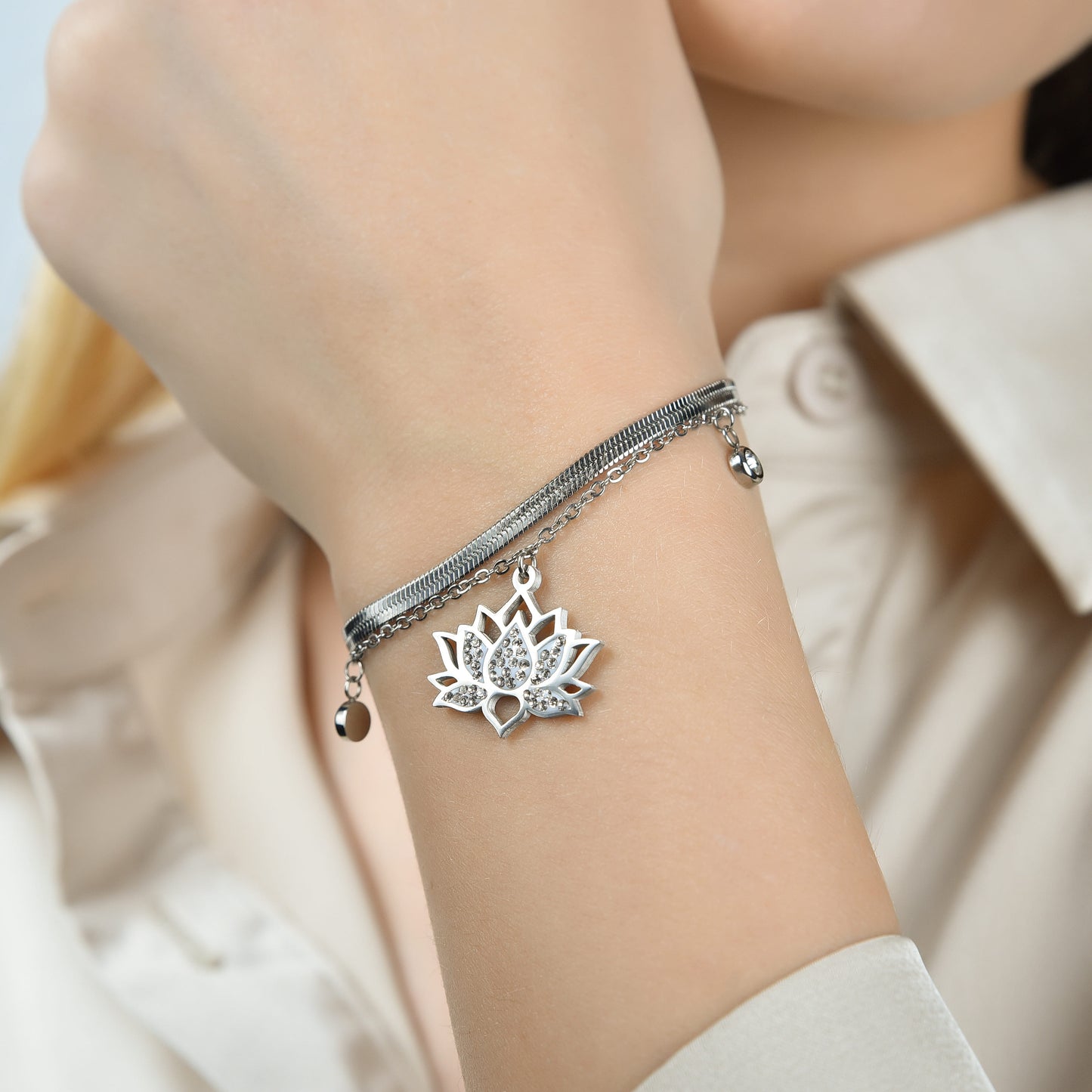 BRACELET FEMME EN ACIER AVEC FLEUR DE LOTUS ET CRISTAUX BLANCS