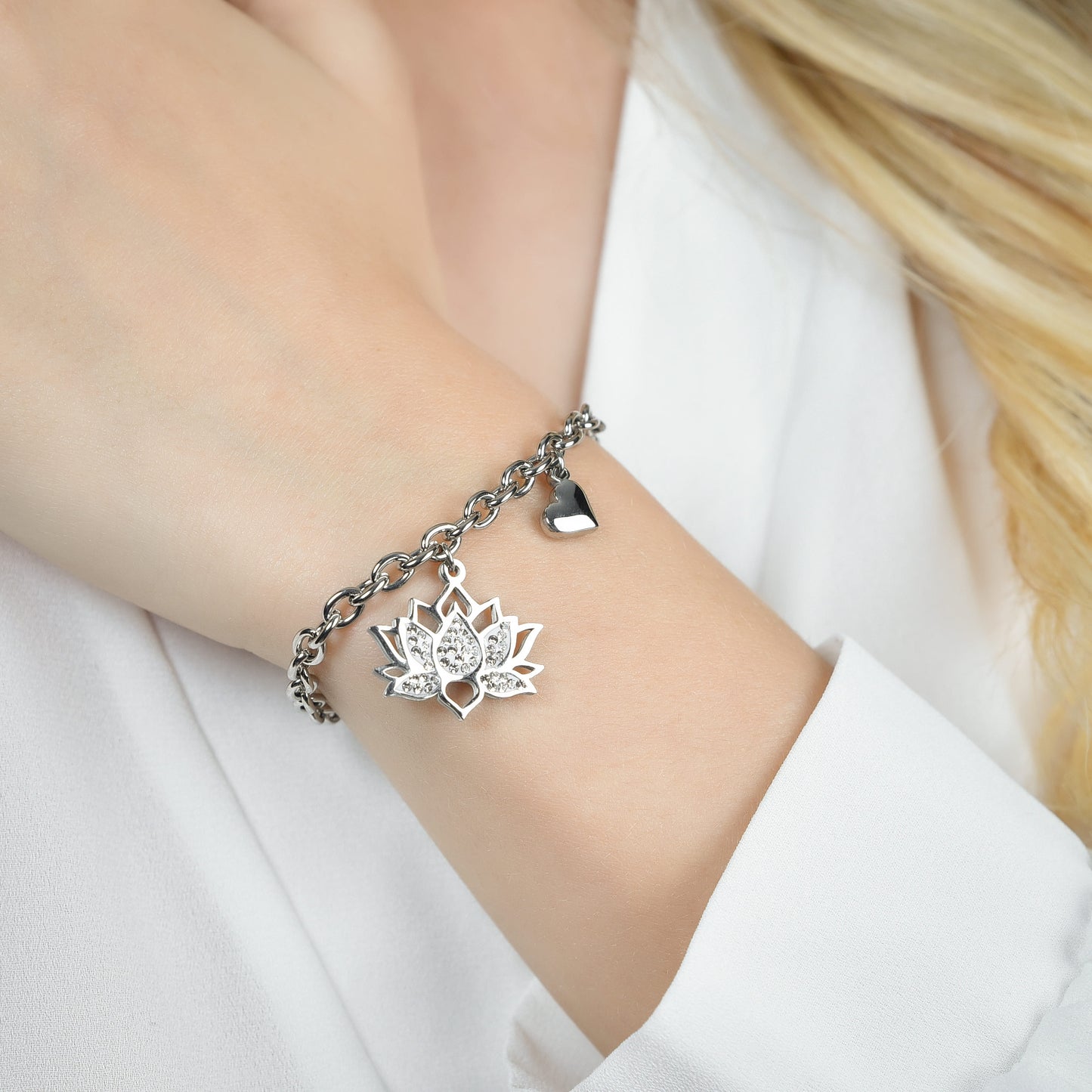 BRACELET FEMME EN ACIER AVEC FLEUR DE LOTUS ET CRISTAUX BLANCS