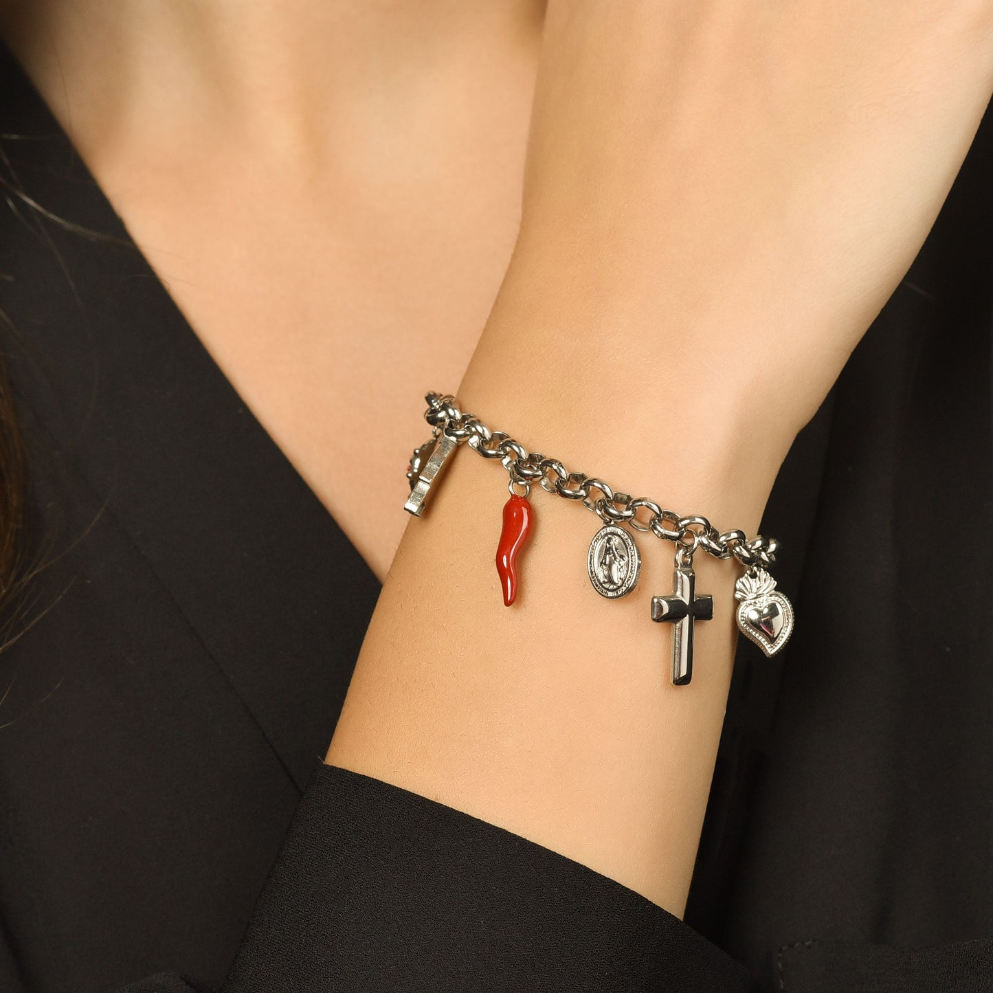 BRACELET FEMME EN ACIER AVEC BRELOQUES