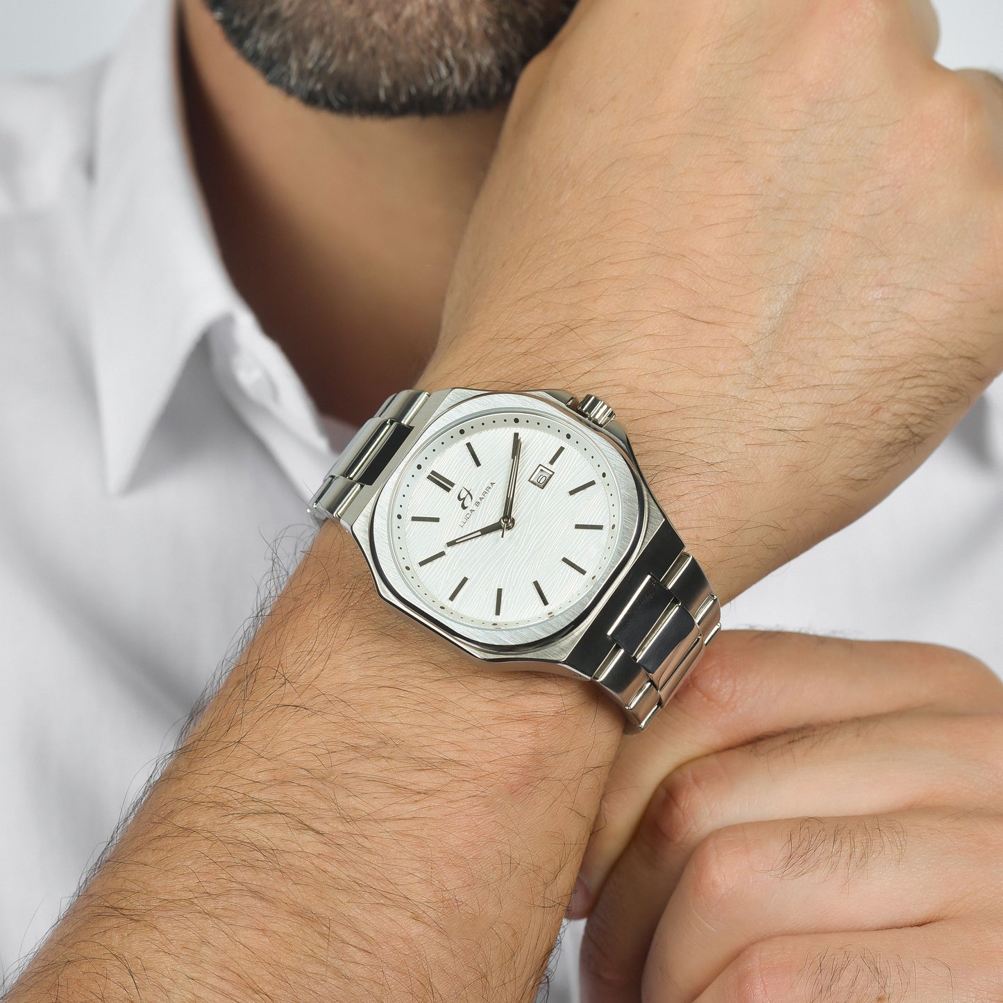 MONTRE HOMME EN ACIER CADRAN BLANC, DÉTAILS ARGENTÉS