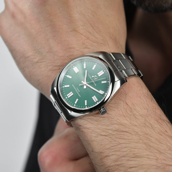 MONTRE EN ACIER AVEC CADRAN VERT