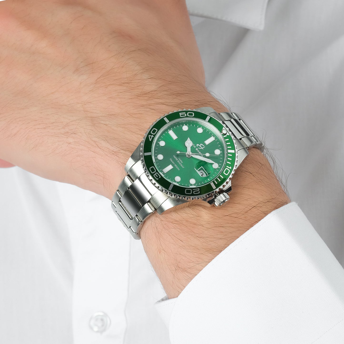 MONTRE AVEC BOÎTIER EN ACIER LUNETTE VERTE CADRAN VERT