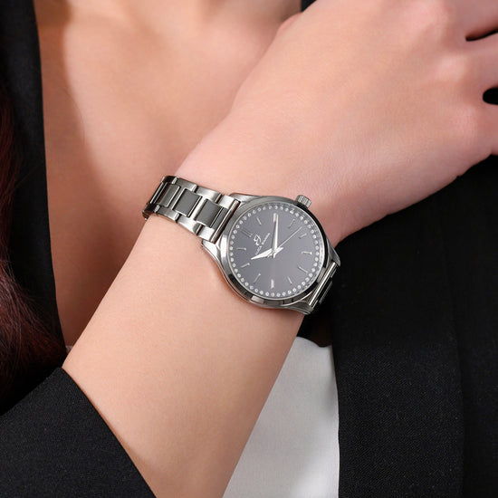 MONTRE FEMME EN ACIER AVEC LUNETTE NOIRE ET CRISTAUX BLANCS