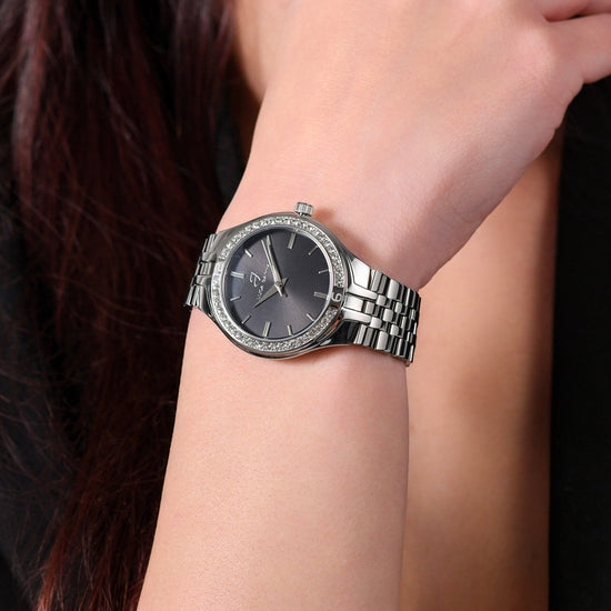 MONTRE FEMME EN ACIER CADRAN NOIR