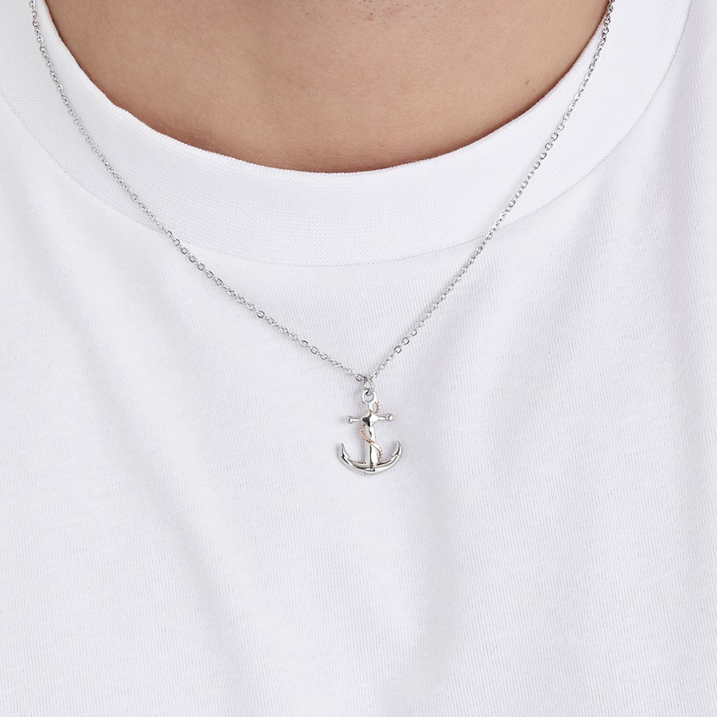 COLLIER POUR HOMME EN ACIER AVEC ANCRE ROSE IP ET ÉLÉMENTS EN ARGENT