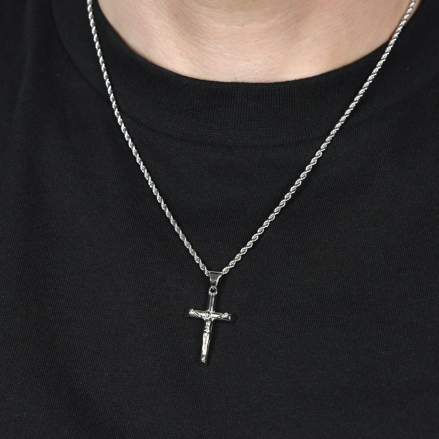 COLLIER HOMME EN ACIER AVEC CRUCIFIX