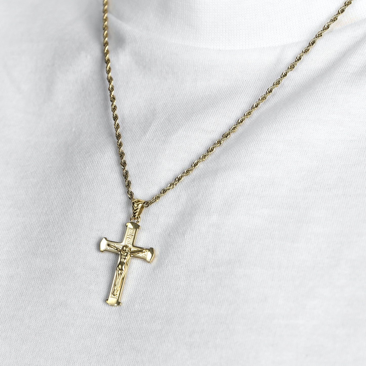 COLLIER POUR HOMMES EN ACIER DORÉ AVEC CRUCIFIX