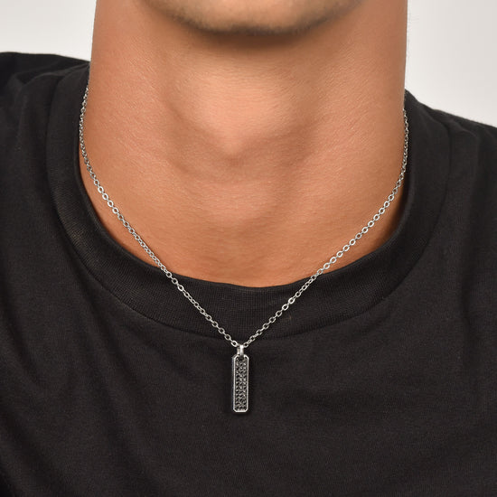 COLLIER HOMME EN ACIER AVEC ÉLÉMENT EN CRISTAL NOIR