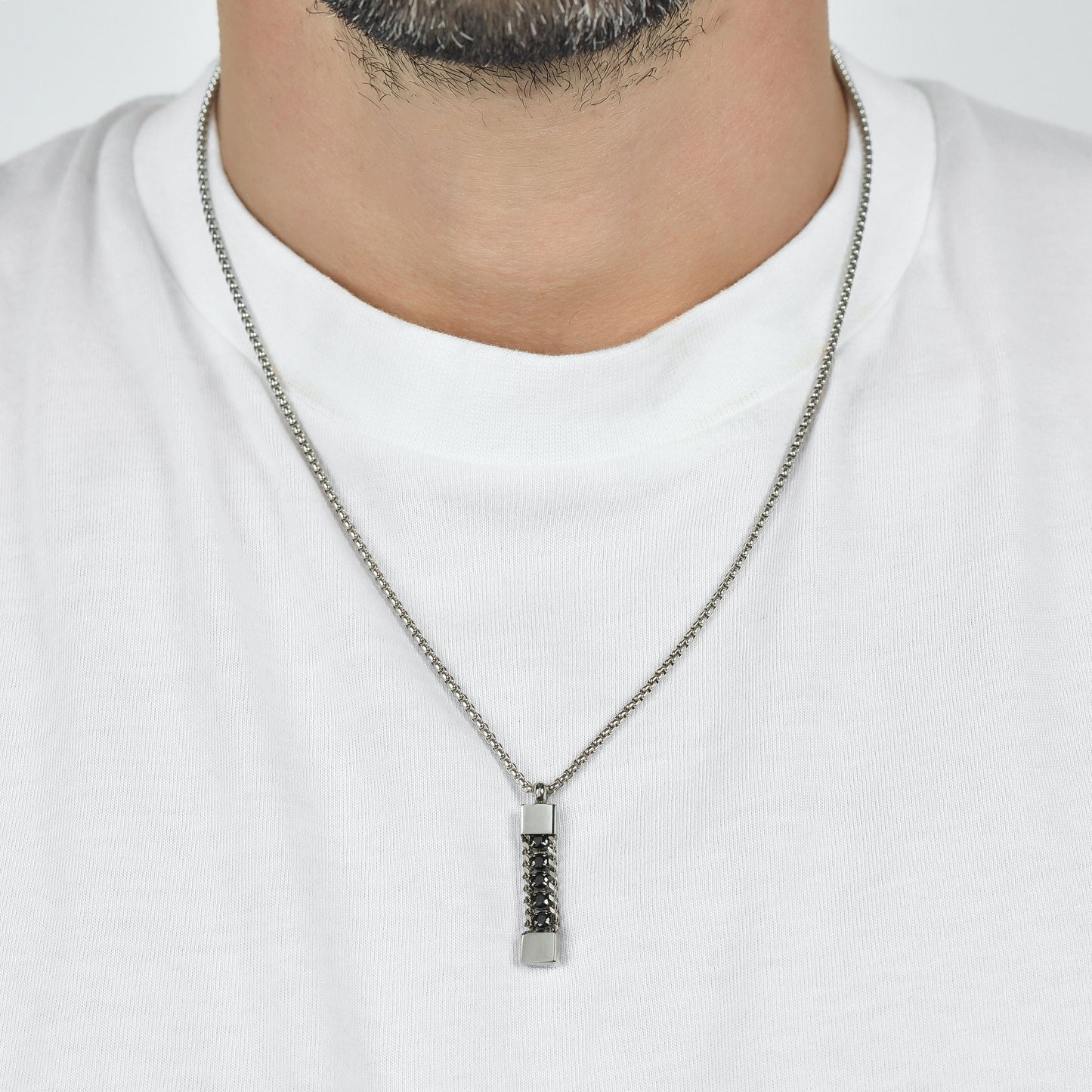 COLLIER HOMME EN ACIER AVEC CRISTAUX NOIRS